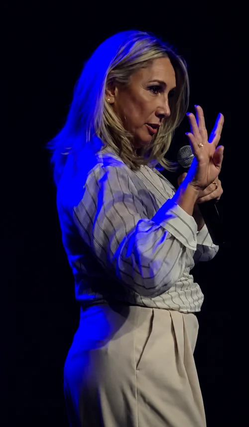 Ireni Orellana em postura de Liderança