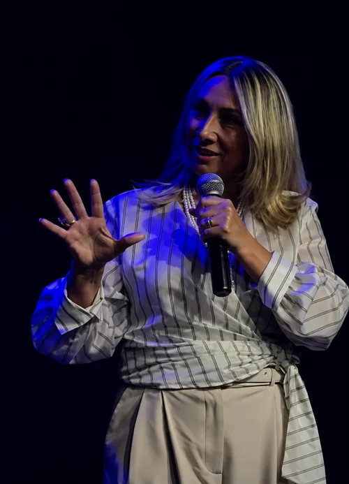 Ireni Orellana em ambiente de negócios
