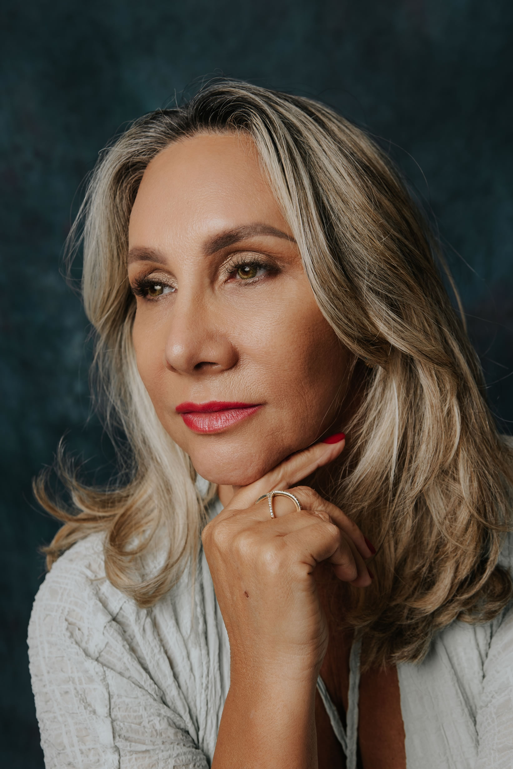 Ireni Orellana em postura reflexiva
